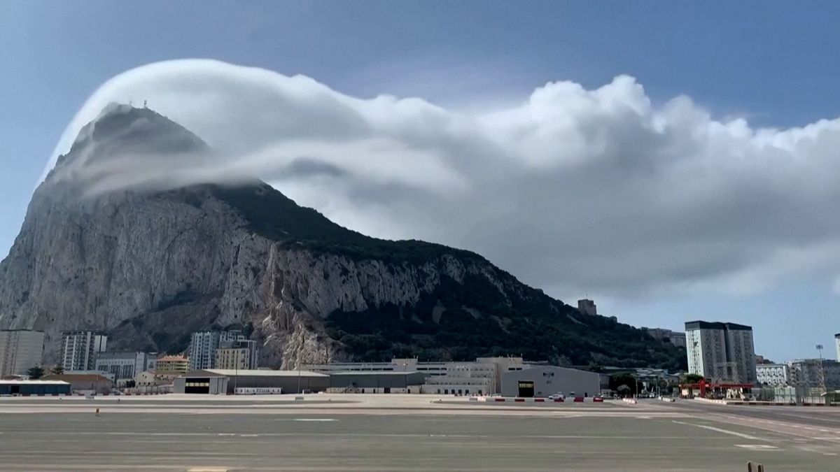 Ikonický levanter zahalil Gibraltarskou skálu do oblačného závoje